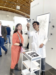 藝術家會先讓觀眾觀察這些手工紙蝴蝶細緻的紋脈與透光的樣子