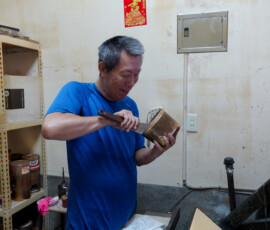 直接從罐子裡挖出油墨以經驗調色的師傅,堪稱絕對色感